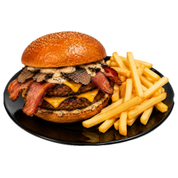 8.  Double Truffle smash Burger - žemľa, hľuzovková majonéza, šalát, 2x hovädzie mäso, 2x cheddar, kyslá uhorka, slaninka, hranolky