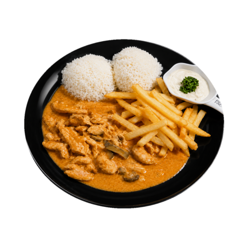 13. Kurací stroganov, 1/2 dusená ryža, 1/2 hranolky, tatarská omáčka