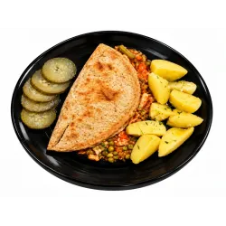 1. Pastierska kapsa (zemiaková placka plnená s mäsom a zeleninou), varené zemiaky, čalamáda