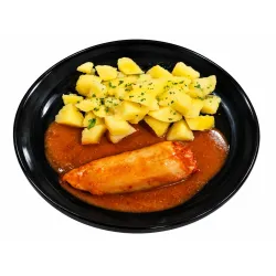 3. Plnená paprika v paradajkovej omáčke, varené zemiaky