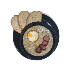 3. Šošovicový prívarok, volské oko, pečená klobáska, čerstvý chlieb