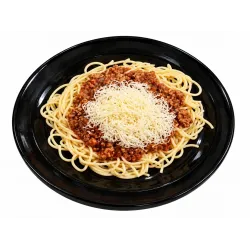 3. Špagety s domácou bolognese omáčkou a strúhaným syrom